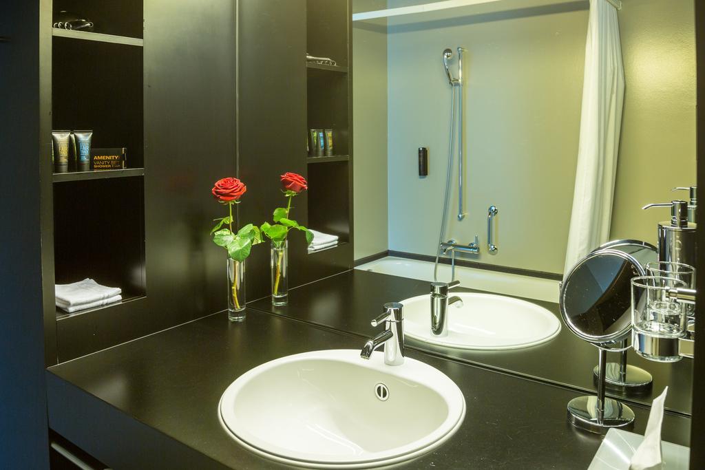 Dasbreitehotel Am Rhein Базель Экстерьер фото