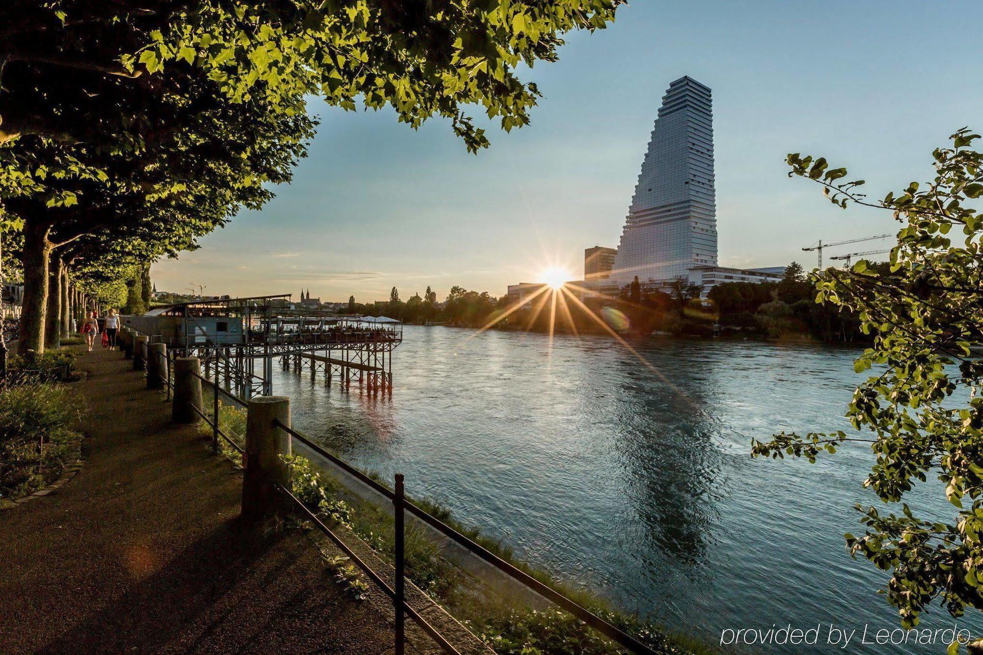 Dasbreitehotel Am Rhein Базель Экстерьер фото